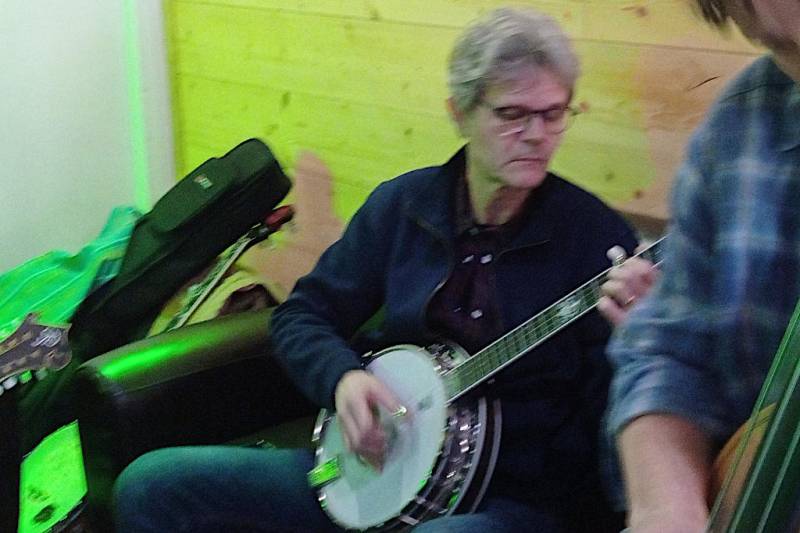 Philippe boutet, président de Jam Hall, et son très beau banjo Capek.